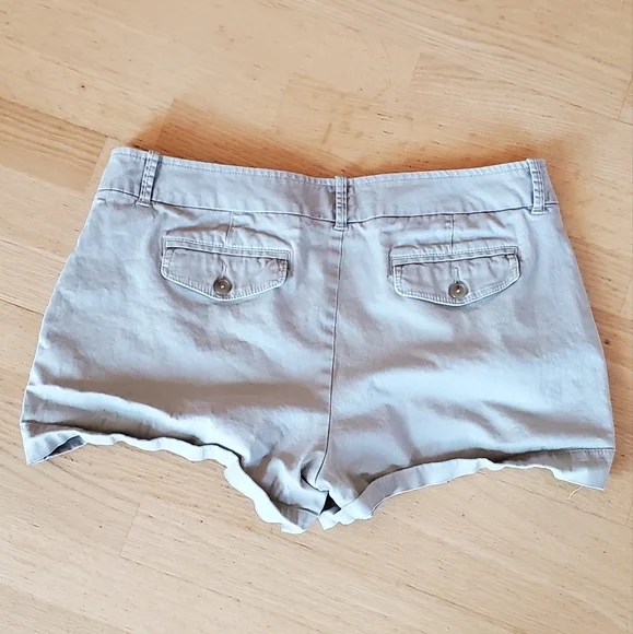 Banana Republic Cargo Shorts - Picture 2 of 5